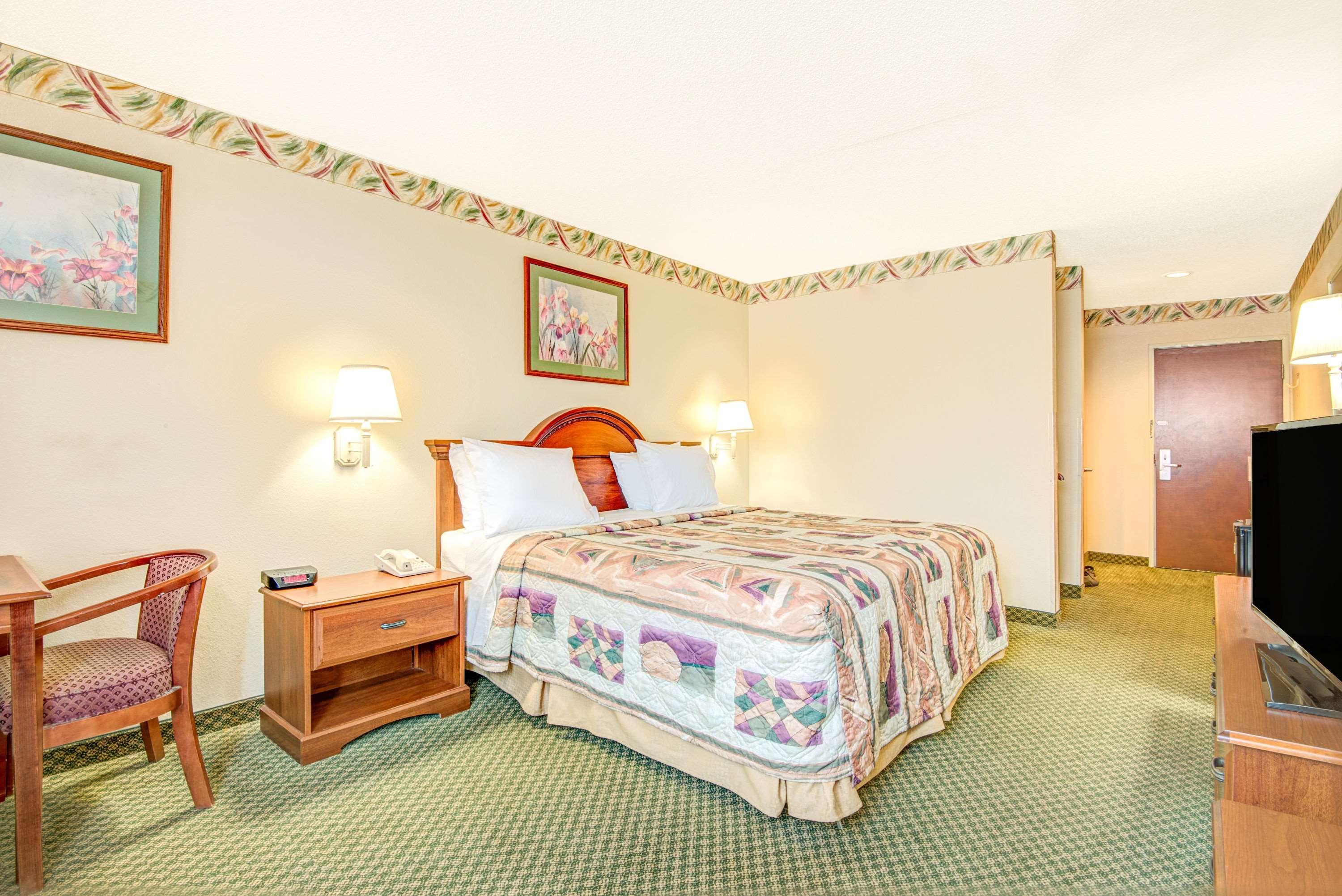 Days Inn By Wyndham Louisburg Zewnętrze zdjęcie