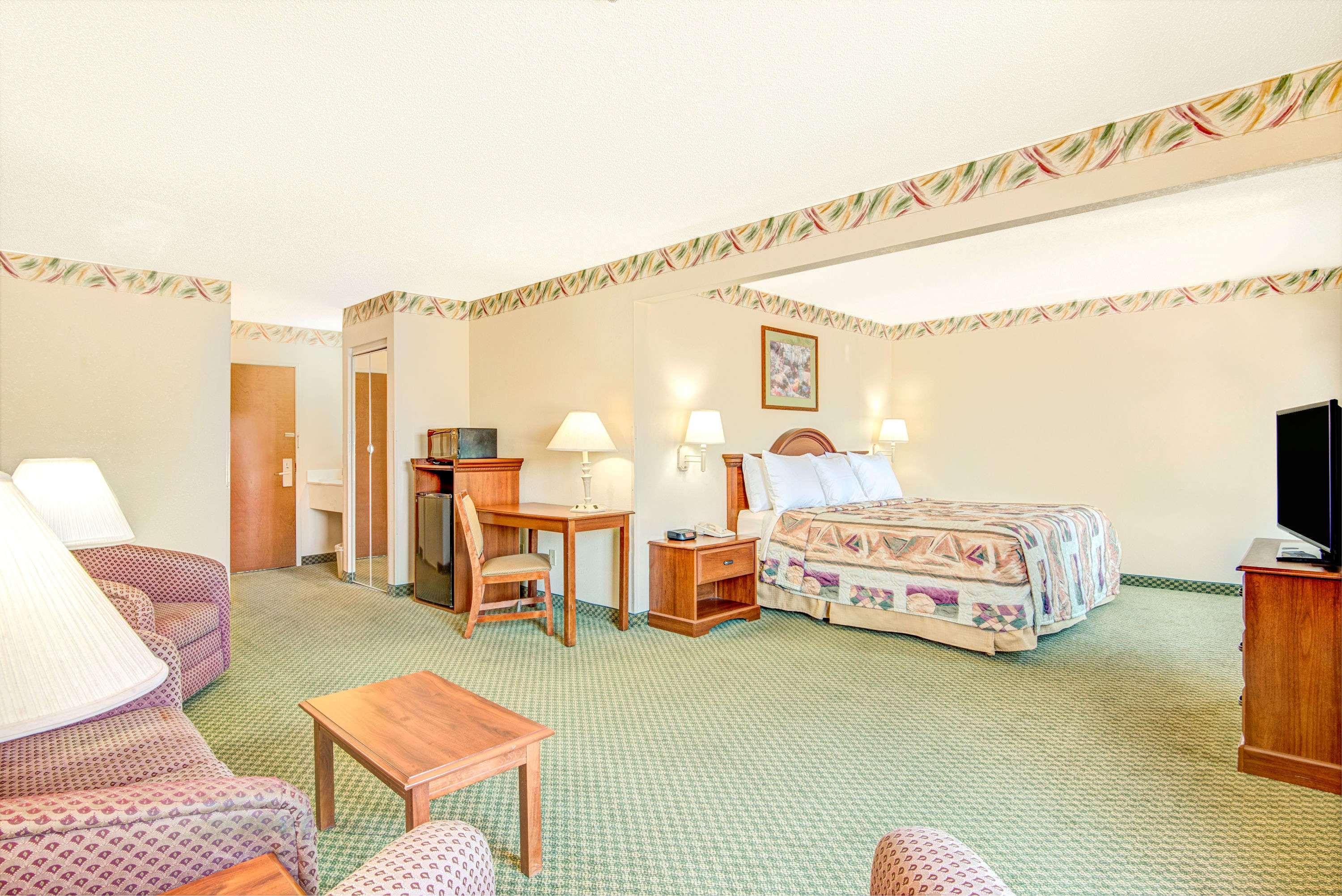 Days Inn By Wyndham Louisburg Zewnętrze zdjęcie