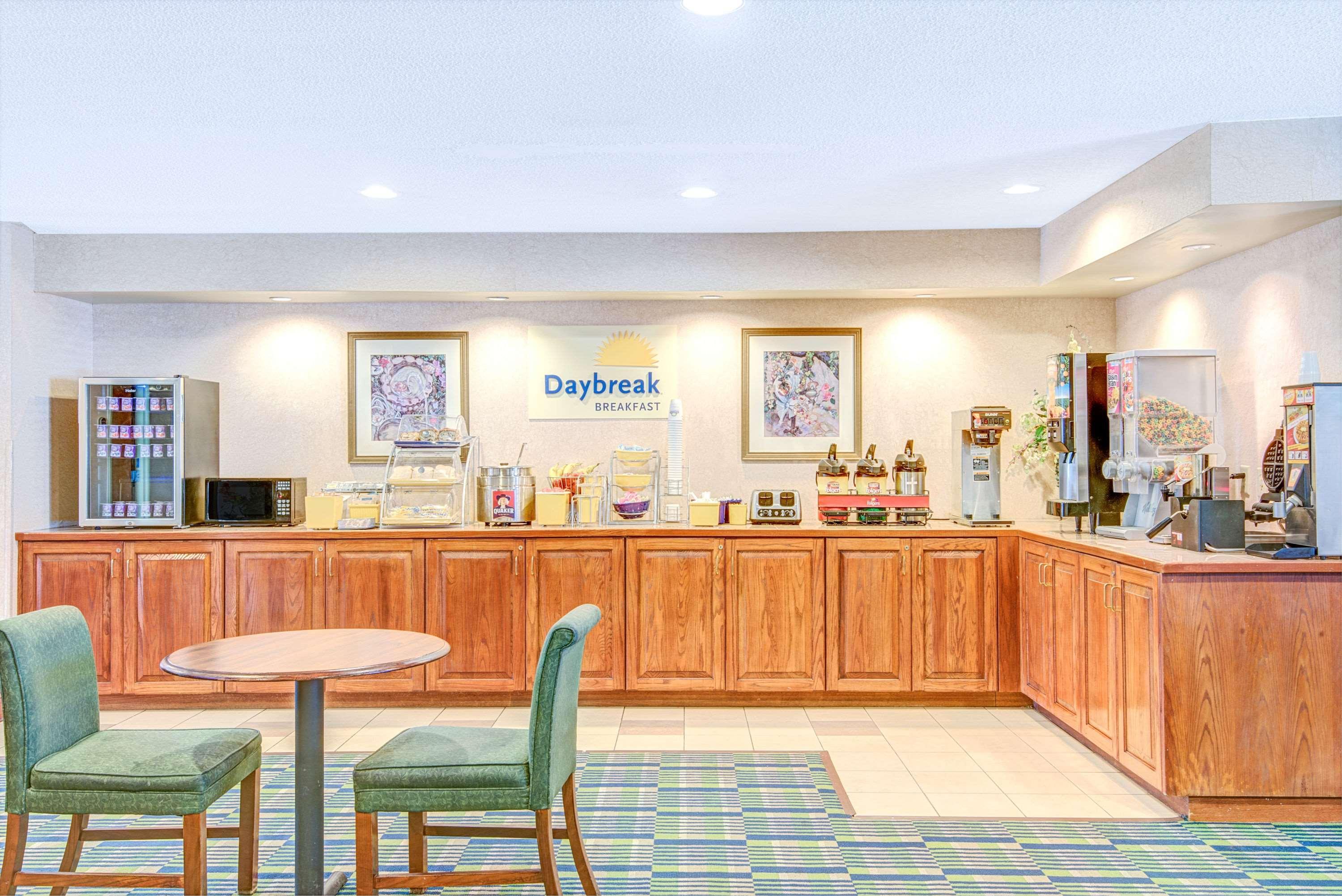 Days Inn By Wyndham Louisburg Zewnętrze zdjęcie