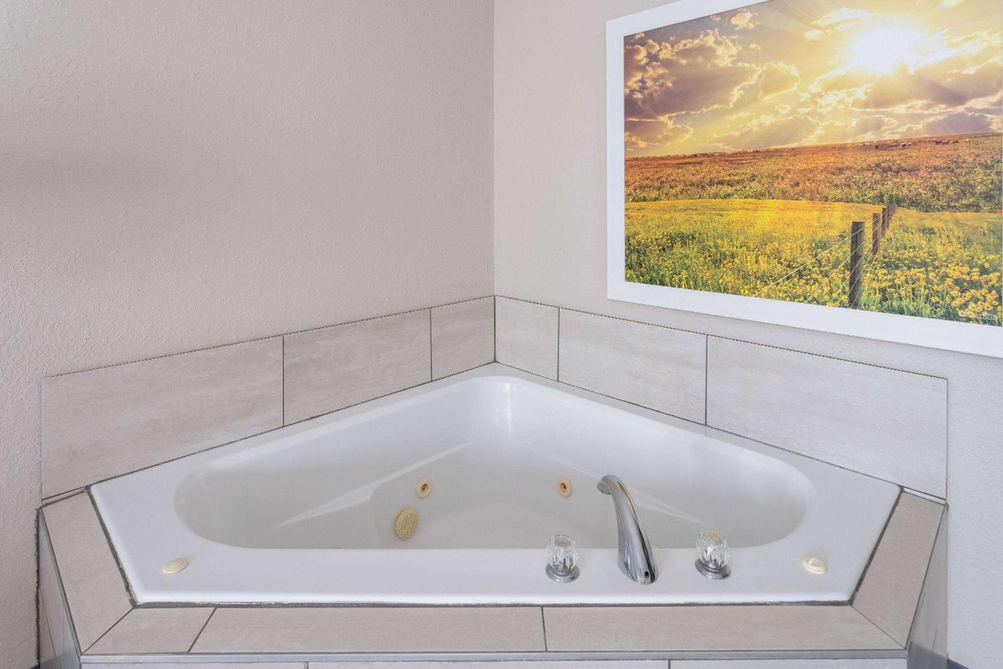 Days Inn By Wyndham Louisburg Zewnętrze zdjęcie
